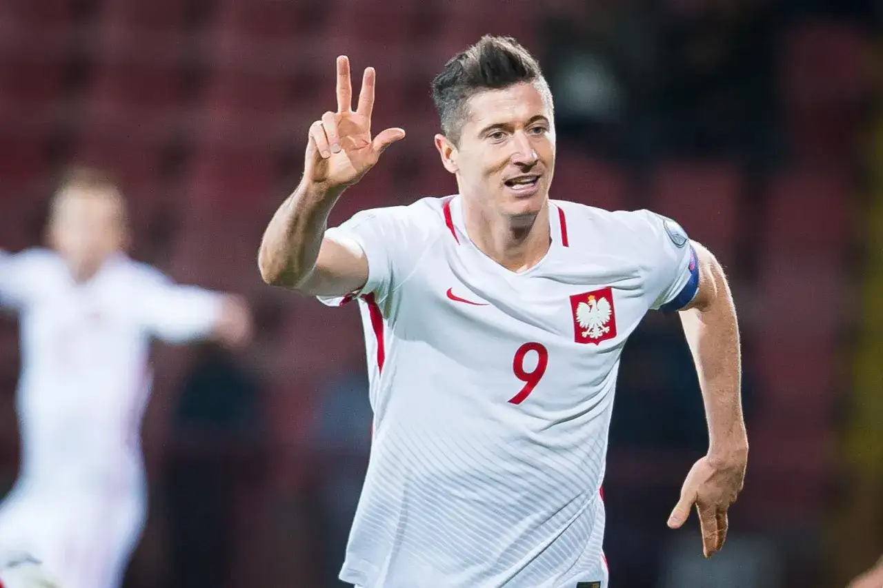 Robert Lewandowski w koszulce reprezentacji Polski z numerem 9, świętuje bramkę. Jego imponujące robert lewandowski statystyki mówią same za siebie.