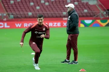 Robert Lewandowski w akcji, jego robert lewandowski statystyki są imponujące. Trener obserwuje trening.