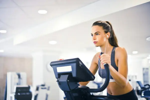 Jak skutecznie połączyć trening cardio i siłowy dla lepszych wyników
